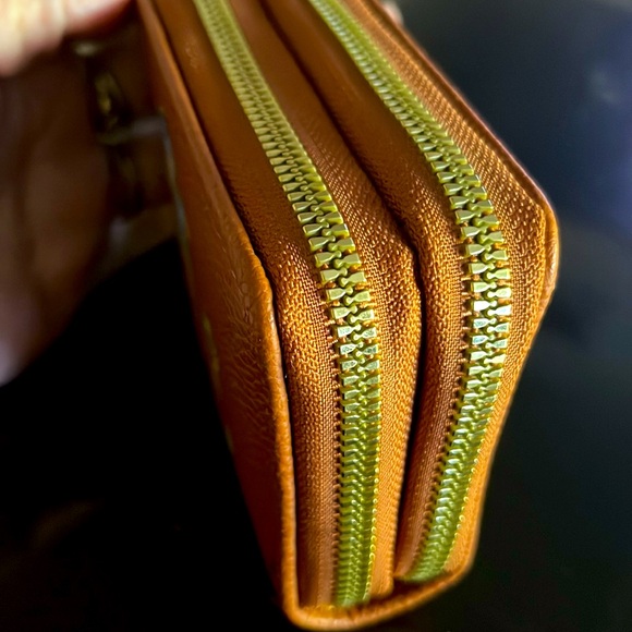 Wallet Disney Themed Winnie the Pooh Mini Accordion style Size: (4.53" x 3.35'") - Picture 2 of 7